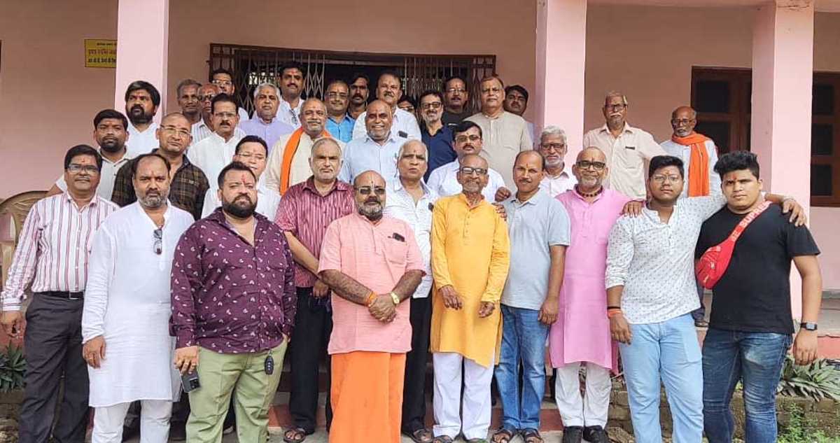 परिजनों की याद में सरयूपारीण ब्राम्हण समाज ने किया वृक्षारोपण